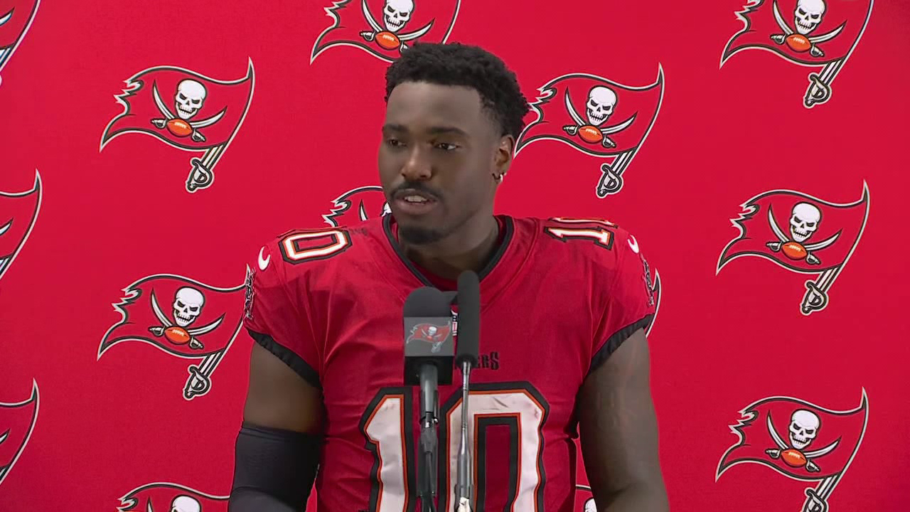 'Ma, come here!': Bucs QB Jalon Daniels shares postgame moment with mom after first NFL win — FOX 13 Sports Tampa Bay, Wesley Chapel Sports news