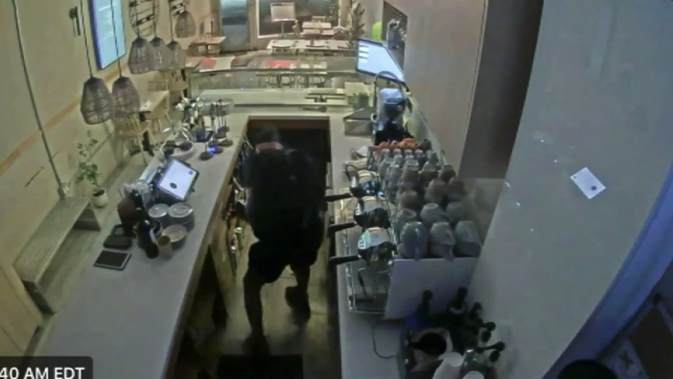 Burglar smashes into Miami Beach restaurant, steals cash register drawer, surveillance video shows — WSVN 7 Miami-Dade